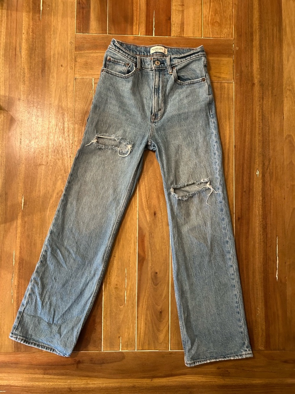 Abercrombie & Fitch Light Blue 90’s relaxed Jeans. 25/0 short.